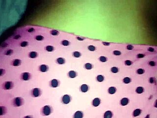 Shemale kurva játszadozik a vaginájával rózsaszín bugyiban