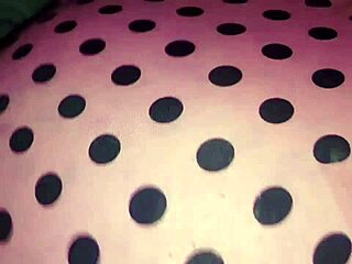 我是人妖妓女在粉色内裤里玩阴道。