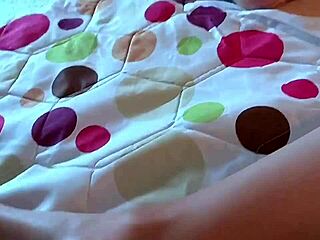 Mi intrufolo nella stanza della mia sorellastra, godo del suo corpo messicano bagnato, lei brama cazzo e si inzuppa in azione creampie hardcore