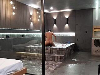 Morena in badkuip wild geneukt door grote zwarte pik