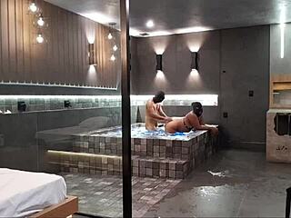 Morena In Banheira Endures Selvagem Sexo With Big Black Cock