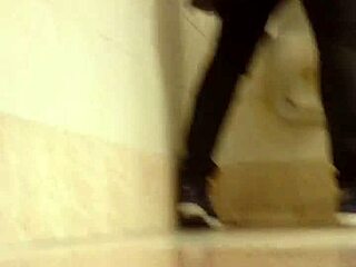 Любопытно посмотреть на гей-действие в тесном туалете?