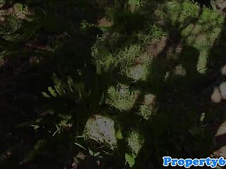 Corretora ebony fode de quatro forte na casa aberta!