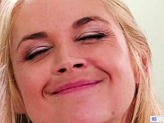 Sramežljiva najstnica 18+ Chloe Foster na ginekološkem pregledu s Sarah Vandella