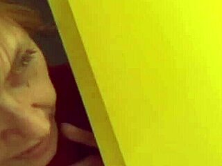 מקלחת לסבית בוגרת עם אמא שדוחפת אצבעות באקשן לוהט