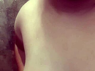 Hej, sleduj mě, jak vzrušuju svou sestřenici touhle horkou masturbací