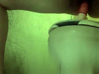 ¡Hey, mira cómo excito a mi primo con esta sesión de masturbación caliente?