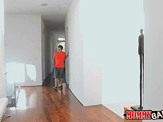 Эй леди, хотите поделиться этим твёрдым мужским мясом со мной сегодня ночью?