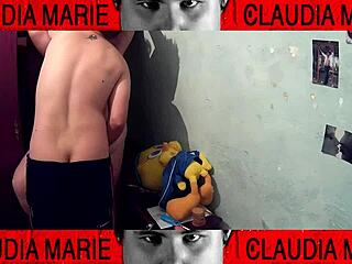 comiéndole el coño a la gorda empotrándola contra el armario dominando a esta cerda gorda