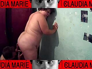 comiéndole el coño a la gorda empotrándola contra el armario dominando a esta cerda gorda