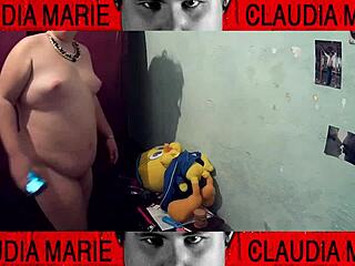 comiéndole el coño a la gorda empotrándola contra el armario dominando a esta cerda gorda