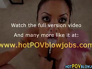 عاهرة فتيش تشعر بلذة شديدة في ابتلاعها من منظور شخصي