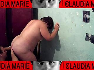 comiéndole el coño a la gorda empotrándola contra el armario dominando a esta cerda gorda