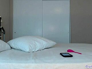 Big booty milf flashes her ass on webcam streamate