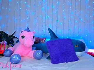 Sweet alice sucks toy on show does finger anal and finger ass for make orgasm pussy