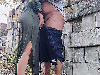 Soția indoneziană excitată e futută tare într-o sesiune în aer liber!