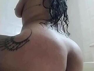 Colombiana Felt Horny While Showering