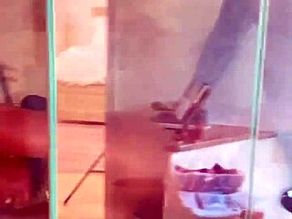 Lady Raex喊：淋浴间来操我屁眼！