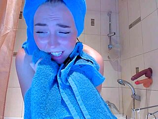 تعال استحم معي على ويب كام بملابس جميلة