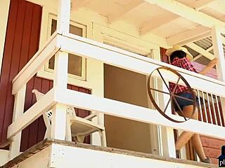 曲线美 Briana Ashley 在农场脱光裸露。