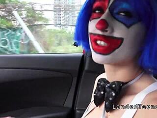 Carona adolescente 18+ de biquíni encontra palhaço ao ar livre