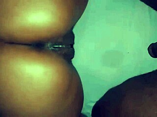 커플이 아마추어 세션에서 그녀의 큰 엉덩이로 깊은 백샷 도기스타일 시도해