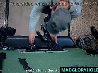 Divja lezbična akcija skozi luknjo z ogromnim dildom