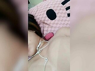 Vietnamese girl shows her white big pussy on web chat