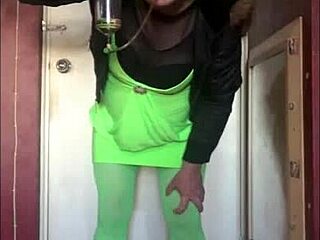 Shy amateur squeezes juice in homemade bisexual scene