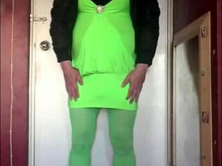 Shy amateur squeezes juice in homemade bisexual scene