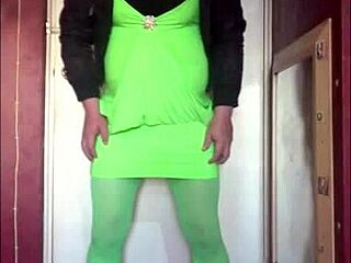 Shy amateur squeezes juice in homemade bisexual scene