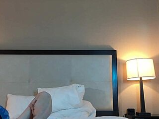 eating hot petite 18+ womans pussy