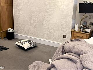 خادمة عربية فرنسية تتنيك بقوة من ضيف في غرفة فندق ألماني، شعور خام ومكثف