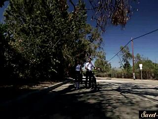 Estudiante joven monta a profesor cachondo en fantasía de aula salvaje