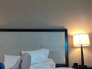 eating hot petite 18+ womans pussy