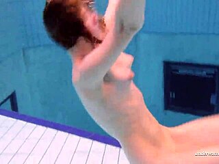 ドゥナ・ブルティハロの張りのあるおっぱいが赤いドレスで水中輝く