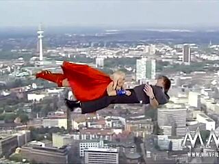 Kelly Trump als Superwoman in klassischem Hardcore.