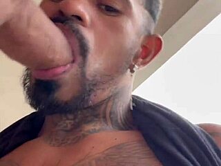 Kajenje cigarete, medtem ko mi Ronny Aislan sesa ogromnega kurca.