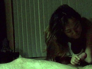 Ázijska priateľka jazdí cowgirl na intenzívny orgazmus