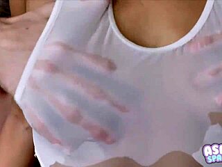 平らなアジア人ティーン18+がオイルを塗ってソロプレイ