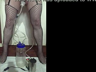 تبين تشوفيني أحلب بهذي الآلة المحمولة للأبقار وأنا لابسة جوارب؟