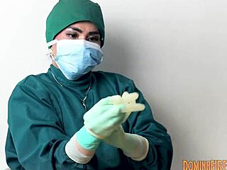 Дразнене с латексови ръкавици в болнична ASMR игра