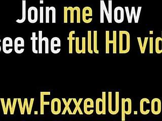 Pov bj avec les chaudes Jenna Foxx et Sky Blue suçant une bite dure comme la pierre