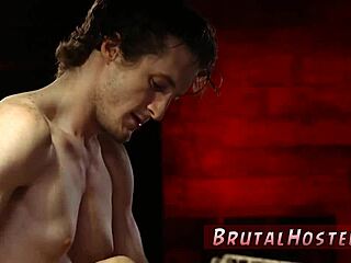 Mistr prstuje otrokyni poprvé, říká Jade.