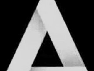 Jeg er besatt av Ember Snows røffe fingring i strap-on lek etter stengetid.