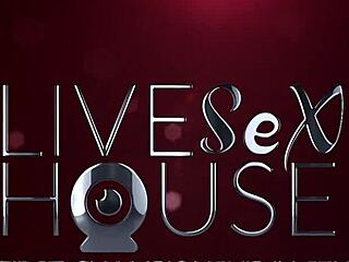 Cindy Crawford Showers Before World Sex Championship Performance