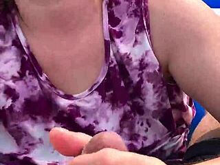 Nicebigddd Gives Outdoor Blowjob To Her Partner