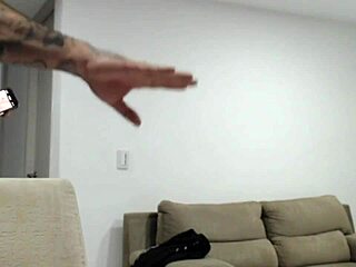 خلف الكواليس قذف داخلي لاتينية 18+ ساخنة! كسها الضيق يأخذ قضيب عملاق. واوه، مشهد رائع!