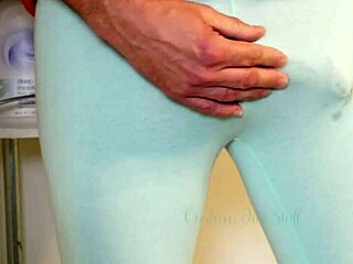 Dude shows subtle bulge in tights