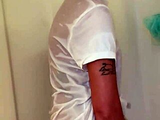 Petición de fan: ducha se vuelve juego solo apasionado con juguetes